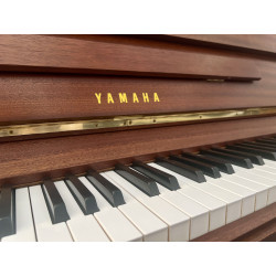 Piano droit YAMAHA 104 cm Acajou Satiné