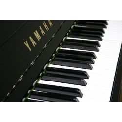 Piano Droit YAMAHA MC301 121 cm Noir brillant