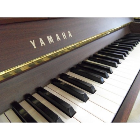 Piano Droit YAMAHA C Noyer satiné